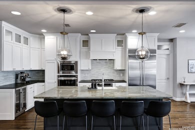 XL Breakfast bar w/ quartz counter top