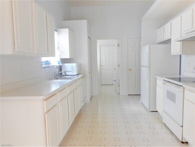 Such a great kitchen!. Fully applianced and bright