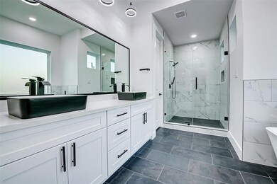 1913 Hoskins Dr unit B, Houston, TX 77080 - photo 4