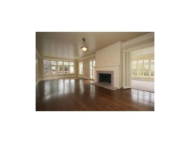 Living room w/bay window