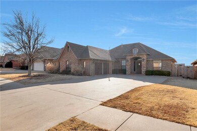 905 Kelsi Dr, Moore, OK 73160 - photo 3