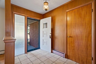 ENTRANCE AREA WITH COAT CLOSET