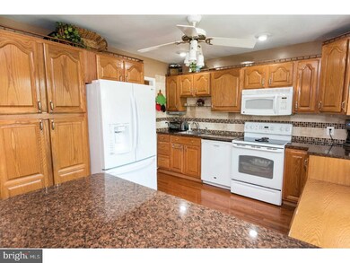 164 Floral Dr, Morrisville, PA 19067 - photo 4