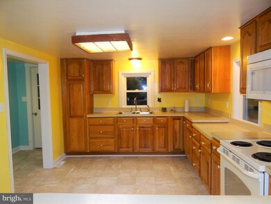 668 Broad St, Honey Brook, PA 19344 - photo 5