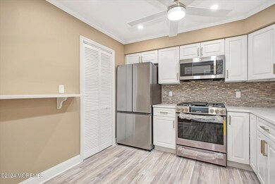 Eat in Kitchen w/ Breakfast Bar