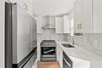 Kitchen with appliances with stainless steel fini