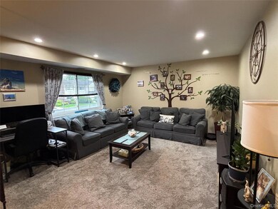 186 Lake Pointe Cir, Middle Island, NY 11953 - photo 4