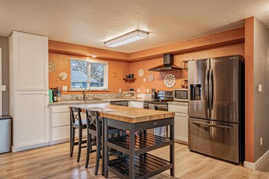 715 Ash St, Central Point, OR 97502 - photo 2