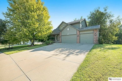 605 Ruby Rd, Papillion, NE 68133 - photo 2