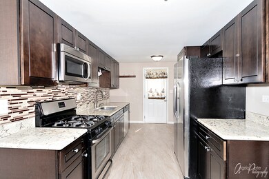 141 Pecos Cir, Carpentersville, IL 60110 - photo 2