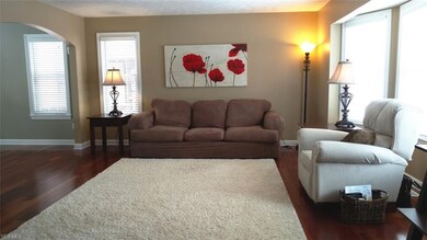 LARGE LIVING ROOM FILLED WITH SUNLIGHT