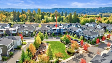 Excellent location, close to Microsoft shuttle stop, walking distance to grocery & amenities!