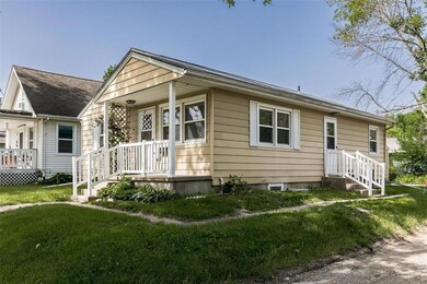 1114 11th St NW, Cedar Rapids, IA 52405 - photo 2