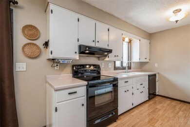 2905 Iris Ave NW, Cedar Rapids, IA 52405 - photo 7