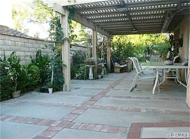 COVERED PATIO, SIDE YARD