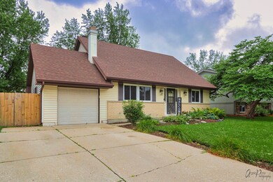 899 Camelot Dr, Crystal Lake, IL 60014 - photo 2