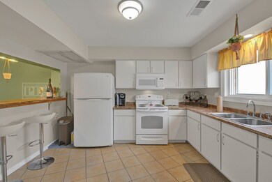 835 Richard St unit E, Aurora, IL 60506 - photo 2