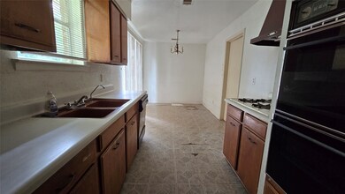 10907 Sharpview Dr, Houston, TX 77072 - photo 4