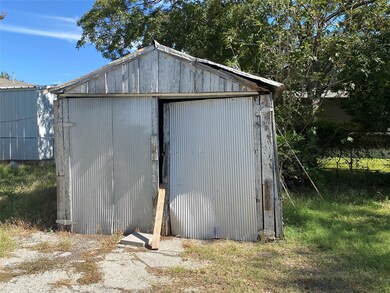 1124 N Culberson St, Gainesville, TX 76240 - photo 4