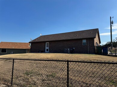 2402 Fox Ct, Granbury, TX 76048 - photo 4