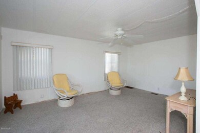 1005 Barefoot Cr - Living Room