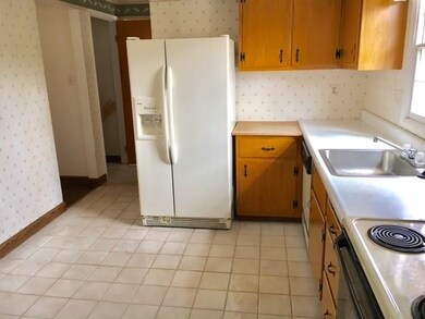 KITCHEN - ALL APPLIANCES REMAIN WITH THE HOME INCL