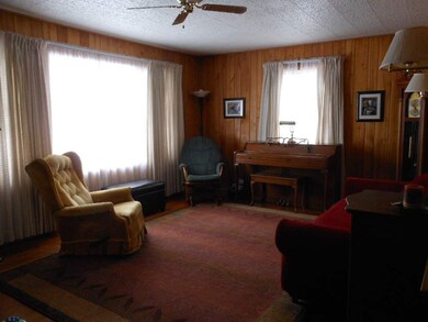 723 Greenfield St NE, Cedar Rapids, IA 52402 - photo 3