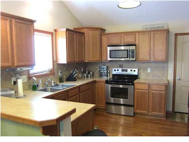 Stainless appliances, vaulted ceiling, hardwood fl