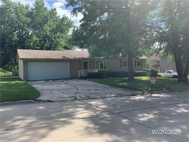 209 N 9th Ave W, Newton, IA 50208 - photo 2