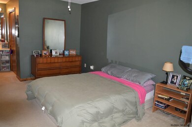 602 Cambridge Manor Dr, Schenectady, NY 12302 - photo 6