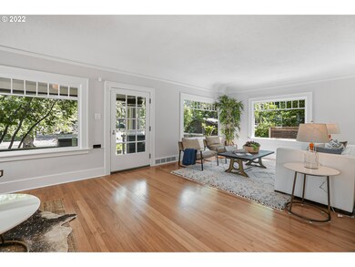 Living Room/Entrance