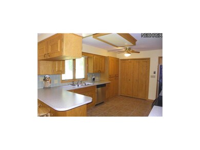 Spacious kitchen w/ stainless appliances, huge pan