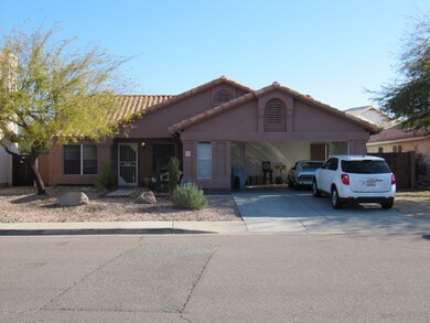 Large 2-1/2 car garage