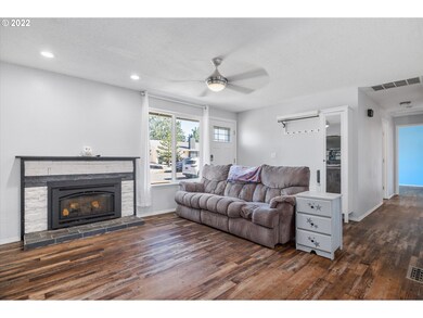 Living Room/Entrance
