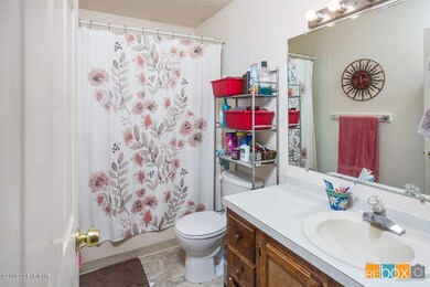 Unit 2 Bathroom_DMD_3421-SMALL