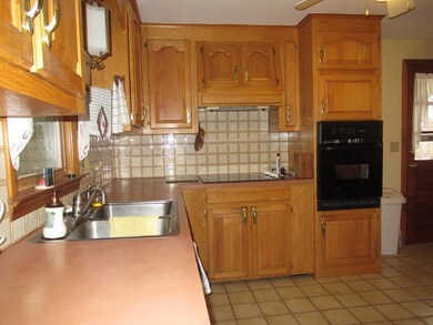 477 Roosevelt Ave, Springfield, MA 01118 - photo 4