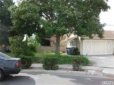 Yard to side of garage