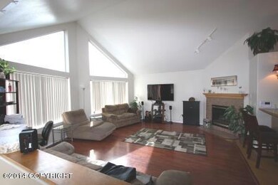 Living Room/Hardwood Floors