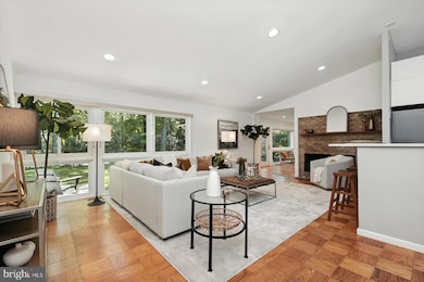 8216 Fenway Rd, Bethesda, MD 20817 - photo 4