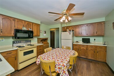 Kitchen - All kitchen appliances stay.