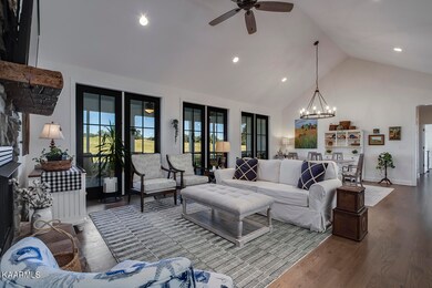 08_AmohiWay_179_Living01