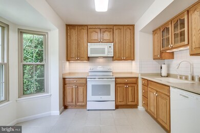 9620 Lindenbrook St, Fairfax, VA 22031 - photo 6