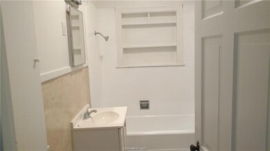 Full bath with vanity and washtub / shower combina