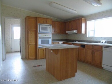 023-216683 Kitchen