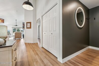 6_Hall_1800x1200_4164144