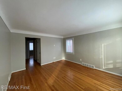 23113 Hayes Ave, Eastpointe, MI 48021 - photo 6