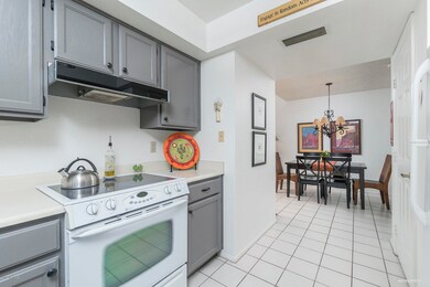 Kitchen & Dining