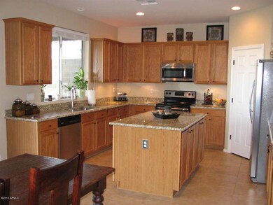 3716 W Danali Dr Upgraded kitchen with g