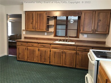 KITCHEN VIEW TO FAMILYROOM