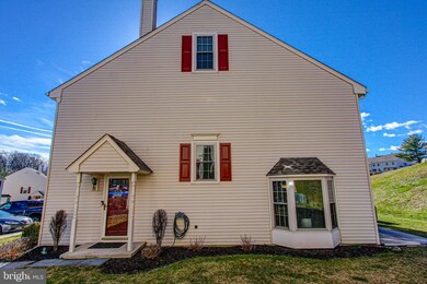 211 Oaktree Ct, Pottstown, PA 19464 - photo 4